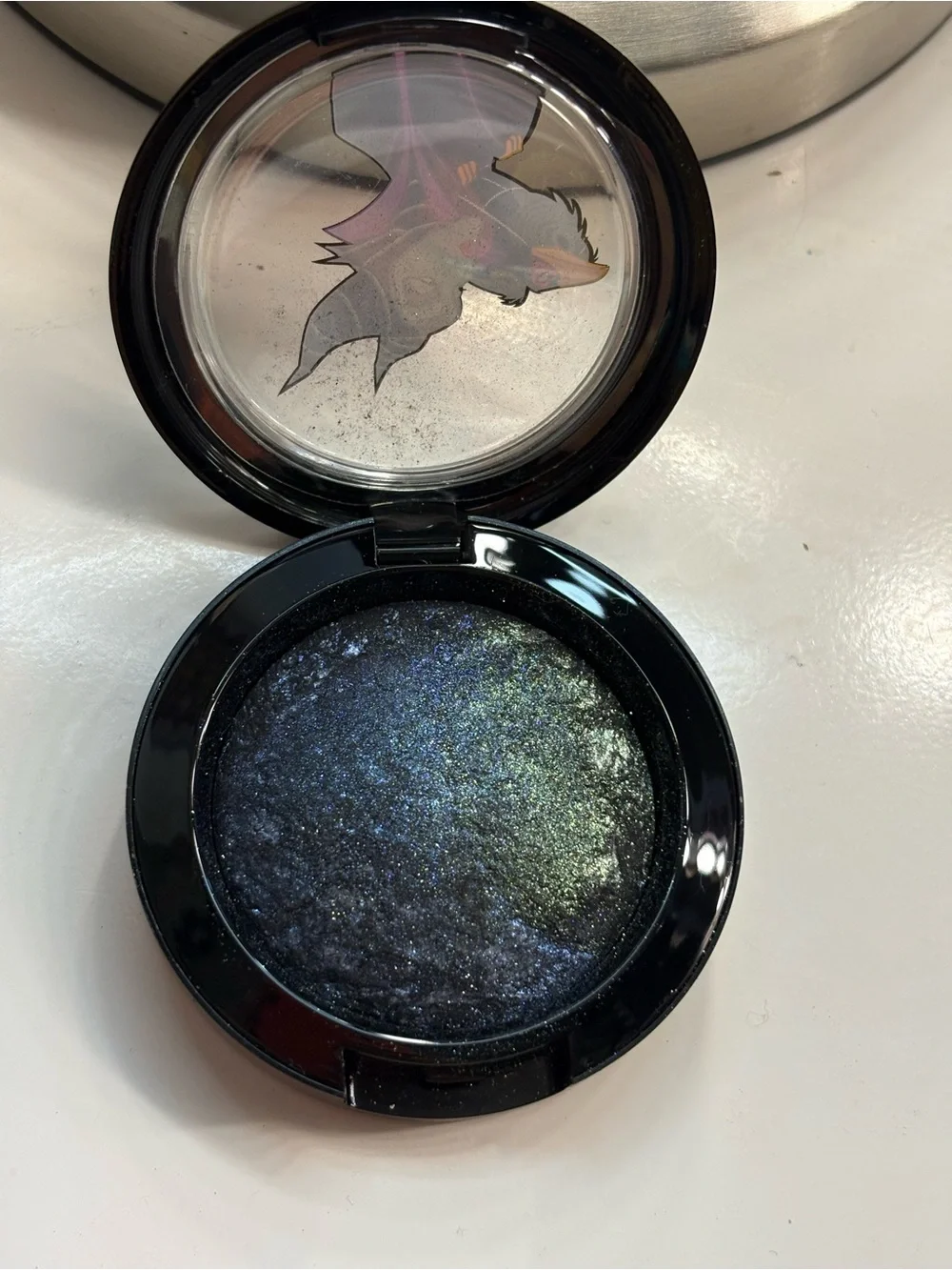 Shimmering Duo-Tone Pressed Eyeshadow - Iridescent Blue-Green